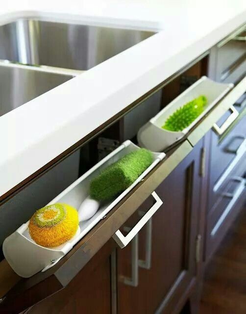 In questa cucina, sotto il lavello sono stati ricavati due spazi per riporre le varie spazzole e spugne, in modo da non tenerle a vista.