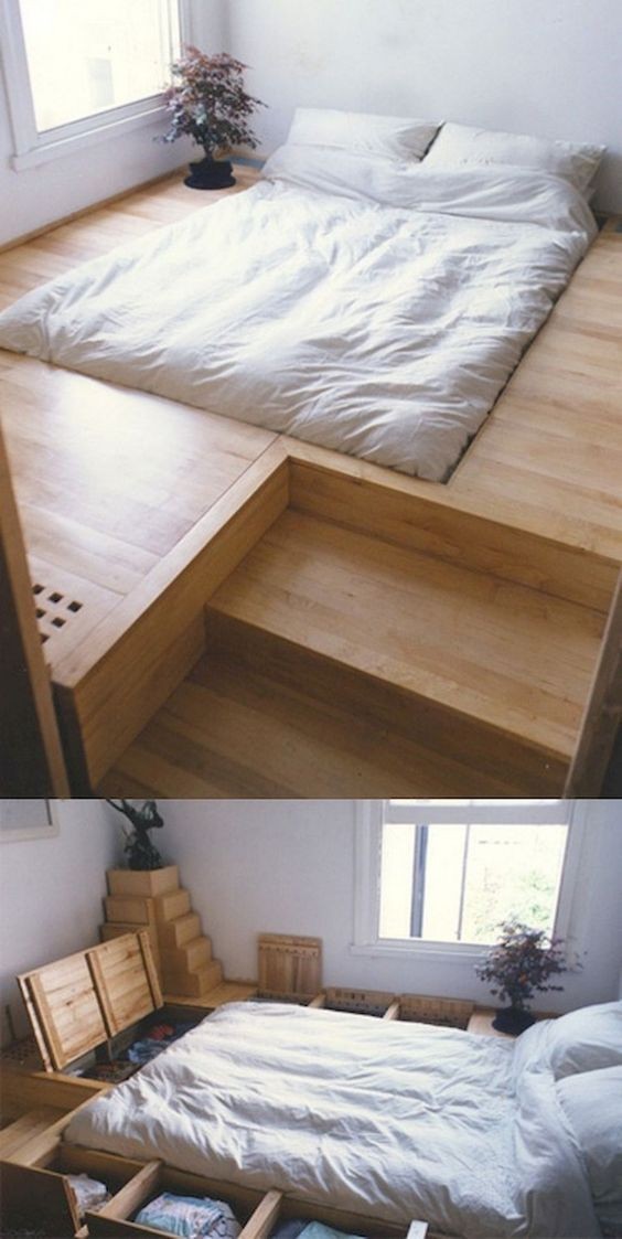 Intorno al letto si allarga una superficie calpestabile in legno che ospita al di sotto ampi vani contenitori.