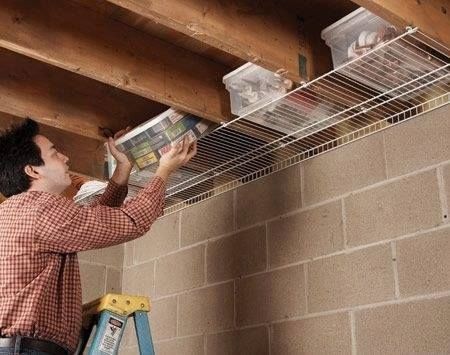 Il vostro magazzino ha il soffitto con le travi in legno? Ecco un'idea per creare delle mensole poco visibili.
