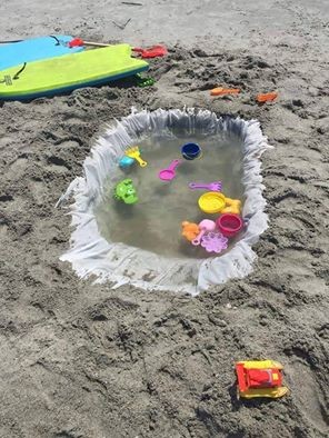 "Jag använde ett billigt duschdraperi för att skapa en pool för barnen på stranden"