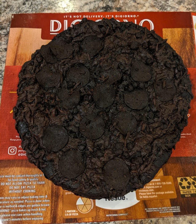 11. Wenn Sie die Pizza 8 Stunden lang im Ofen vergessen und feststellen, dass sie wie ein riesiger Schokoladen-Brownie aussieht