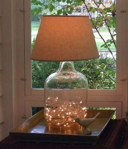 1. Una lampada da tavolo, ma con un filo di luci dentro alla damigiana al posto della lampadina sotto al paralume