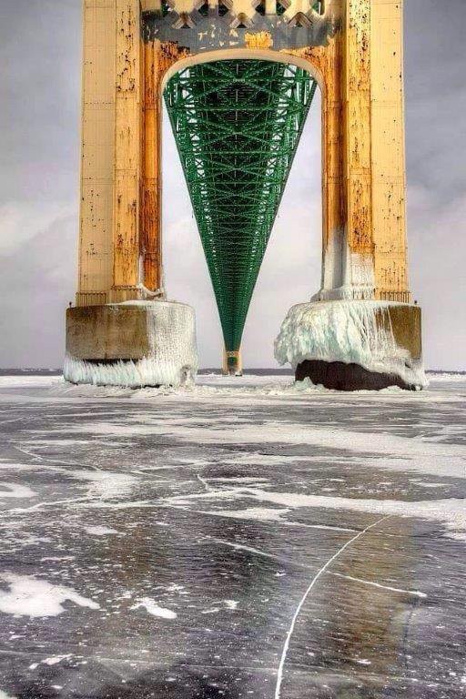 Eine beispiellose und beeindruckende Perspektive auf die Länge einer Brücke