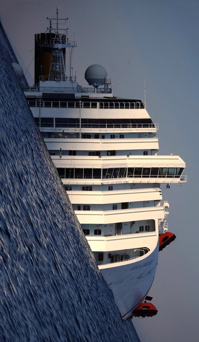 Das Wrack eines Kreuzfahrtschiffes aus einer...gruseligen Perspektive!