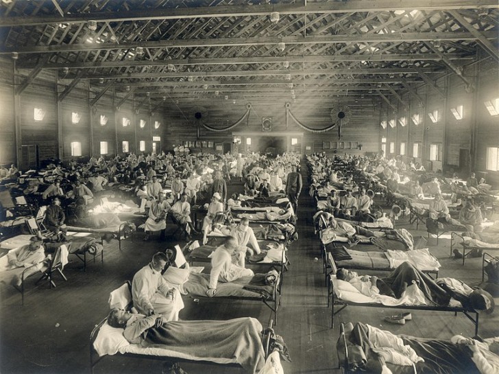 Un mare di letti con pazienti affetti dalla Spagnola in un ospedale di emergenza a Camp Funston, Kansas (1918)