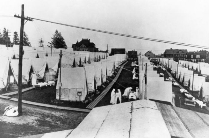 Dieses Foto stammt vom 29. Mai 1919 und zeigt die Zeltreihen, die auf einer Wiese in Emery Hill in Lawrence, Massachusetts, aufgestellt worden waren, wo die Opfer der spanischen Grippe behandelt wurden