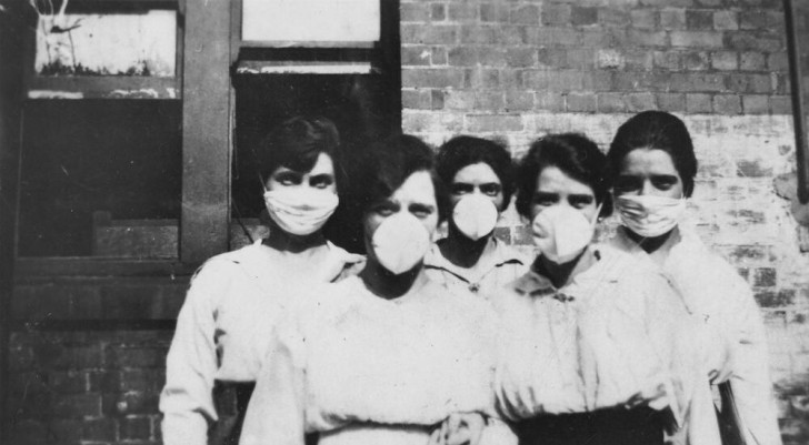 Einige Frauen tragen während der Epidemie Masken