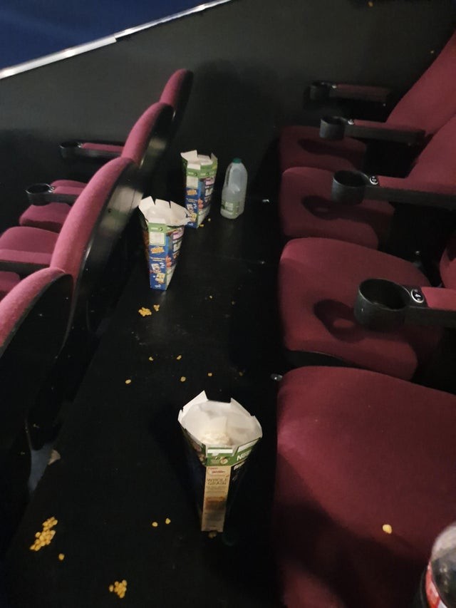 Die klassische Unhöflichkeit derer, die im Kino konsumieren und das, was sie nicht aufgegessen haben, auf dem Boden liegen lassen ...