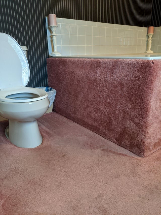 Va benissimo un tappetino nel bagno, ma ricoprire il pavimento e parte del box doccia in questo modo anche no!