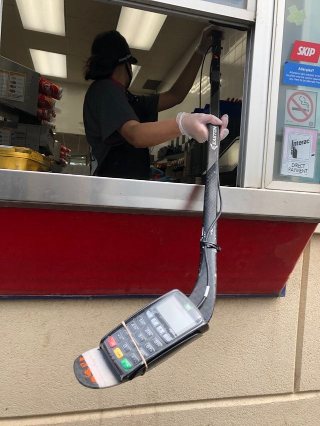 2. In diesem Fast-Food-Restaurant ist die Bezahlung mit der Karte dank eines Hockeyschlägers, der es Ihnen erlaubt, Abstand zu halten, erlaubt