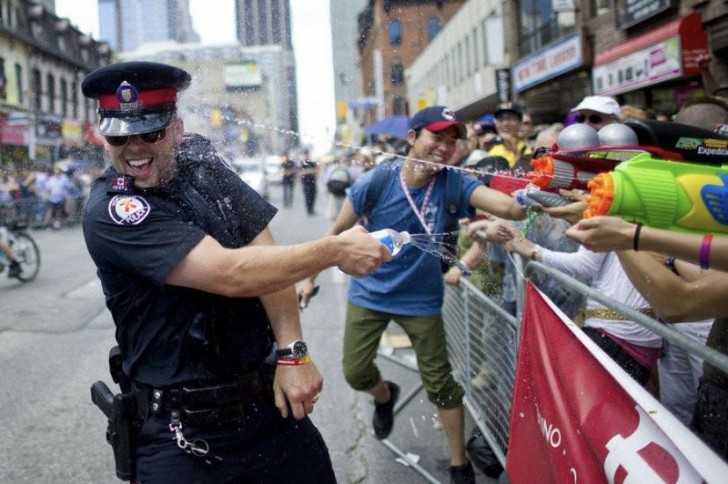 4. In Amerika gibt es immer noch viele Situationen von Spannungen zwischen der Polizei und afroamerikanischen Bürgern. In Kanada zeugt ein Foto von einer "Schlacht" mit Wasserpistolen!