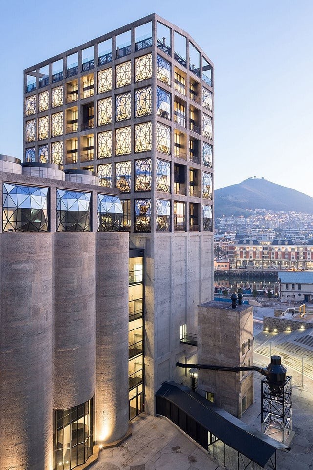 13. Un'antica struttura per la conservazione del grano, a Città del Capo, è diventata un complesso con hotel di lusso, ristoranti e persino un museo