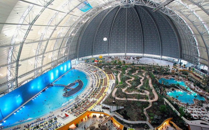 5. In Germania, questo parco divertimenti a tema acquatico è stato costruito all'interno di un vecchio hangar dove si costruivano dirigibili, alto più di 100 metri