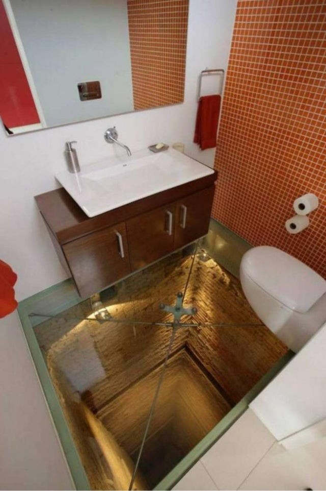7. Cette salle de bains a été construite juste au-dessus de la pièce qui abritait auparavant un ancien ascenseur