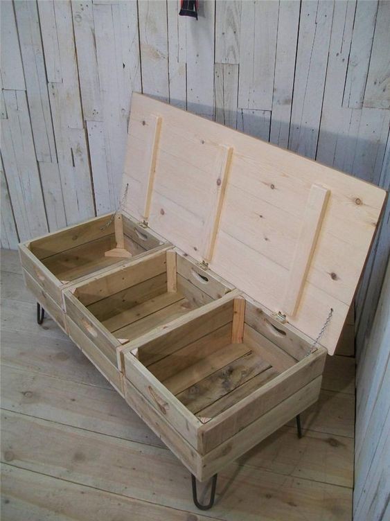 1. Un coffre fait de caisses : avec une planche de bois pour le recouvrir et des renforts aux jointures, c'est une structure pratique et robuste