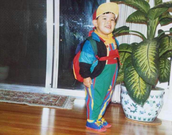 Mia madre mi vestiva in modo così colorato da piccolo per trovarmi con più facilità quando veniva a prendermi a scuola...