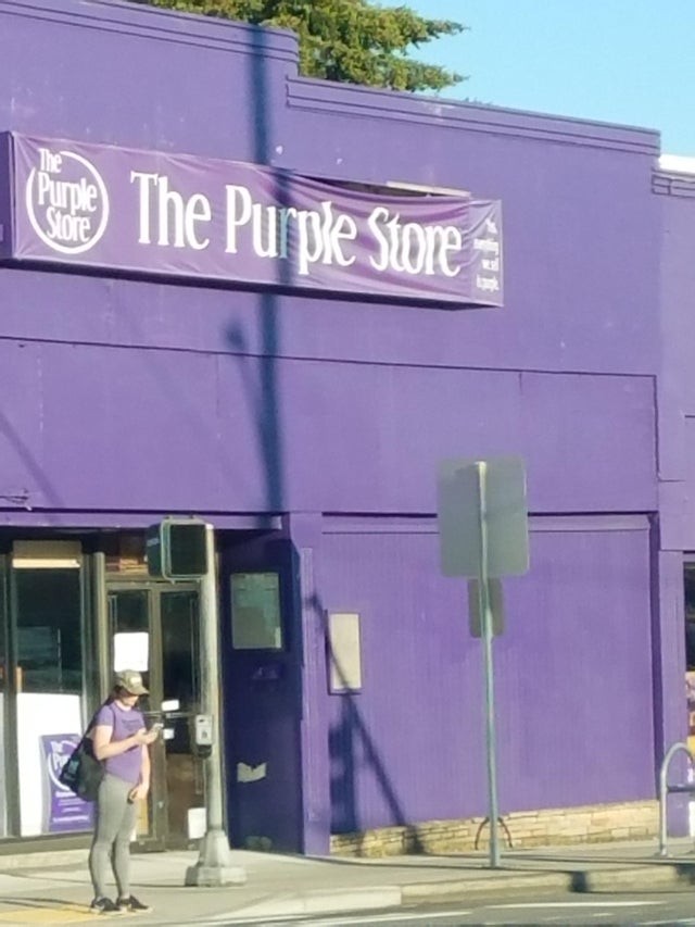 2. Wie kleidet man sich vor dem Purple Shop? Offensichtlich mit einem lila T-Shirt!