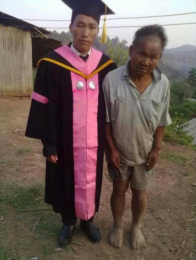 Le fils obtient brillamment son diplôme et va rendre visite à son père, un paysan