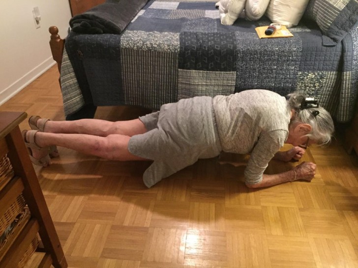 Ma grand-mère vient d'avoir 100 ans ; la voilà qui fait son exercice de planche pendant 30 secondes... à son âge !