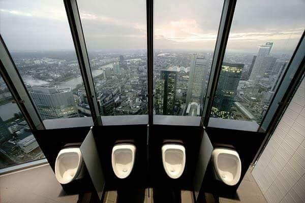 2. Singolare disposizione del bagno degli uomini nella Commerzbank Tower, un grattacielo al centro di Francoforte