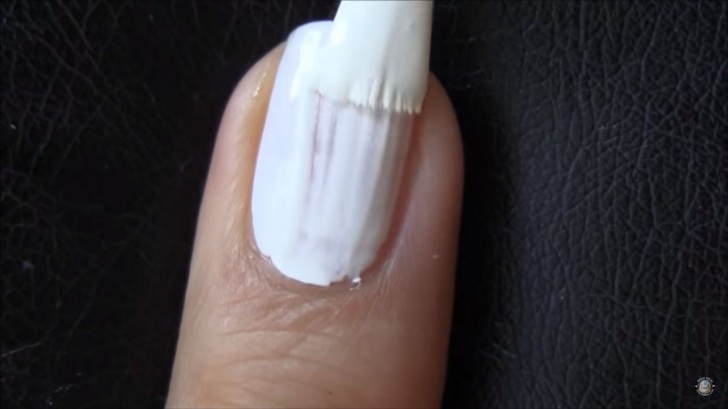 1. Preparate le unghie con una base e poi passate una o due mani di smalto nel colore più chiaro tra quelli che userete per la decorazione marmorizzata