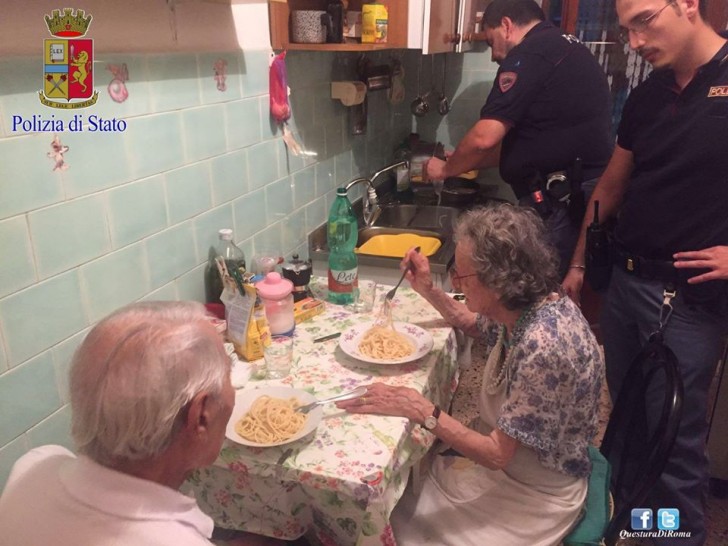 13. Una coppia di anziani coniugi è sola e in difficoltà: gli agenti arrivano sul posto e gli preparano un piatto i pasta