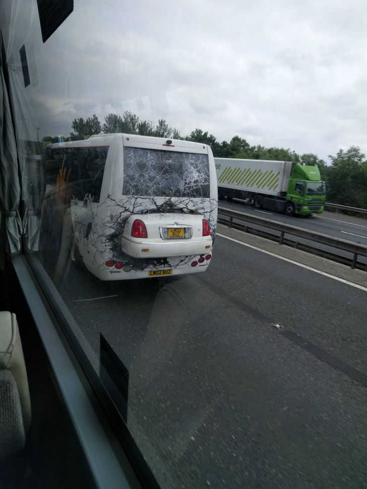 Keine Sorge, es gab keinen Unfall: Es ist ein sehr cleveres Poster, das ein Auto darstellt, das hinten in den Bus kracht!