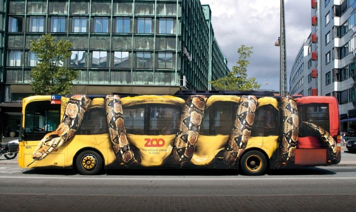 Un serpent serre le bus... mais tout cela n'est qu'une campagne publicitaire pour un zoo !