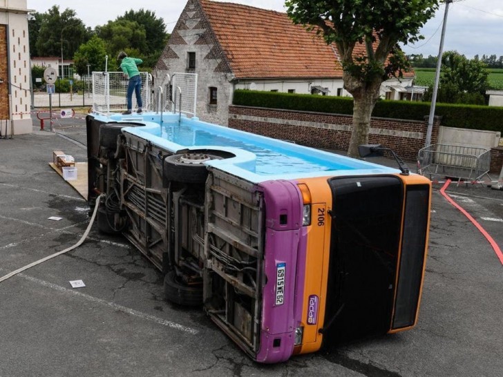 Ein absurdes Schwimmbad an der Seite eines Busses... der Traum eines jeden Fahrgastes im Sommer!
