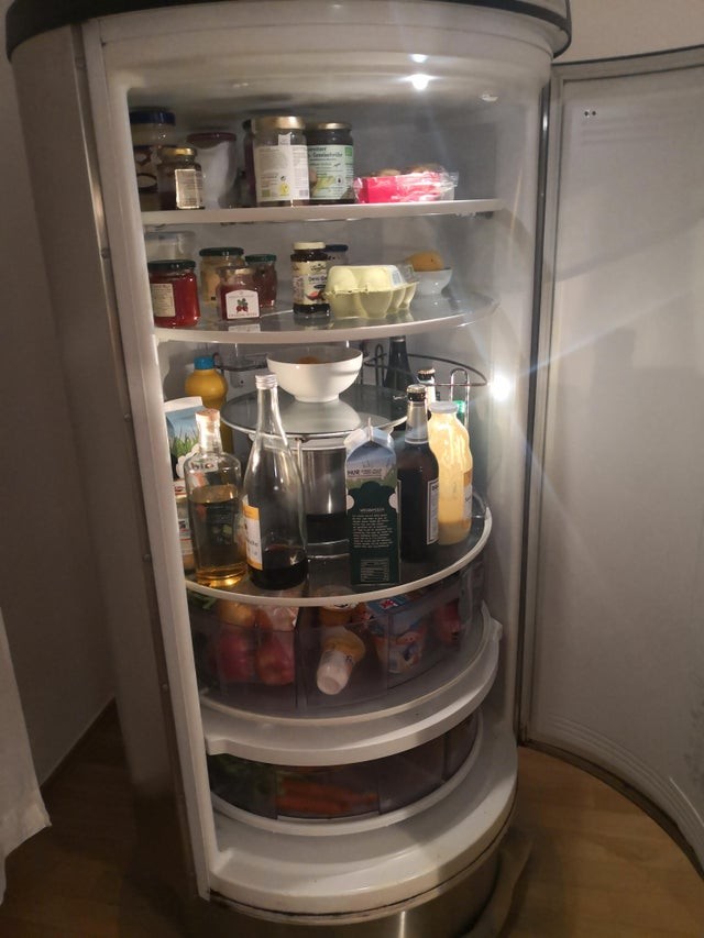 2. Dieser Kühlschrank verfügt über drehbare Regale, so dass Sie jedes Lebensmittel erreichen und seine Kapazität optimal ausnutzen können