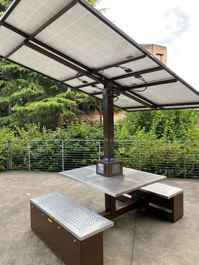 6. Une table basse multifonctions : non seulement vous pouvez passer du temps à l'ombre, mais le panneau solaire supérieur vous permet de charger vos appareils