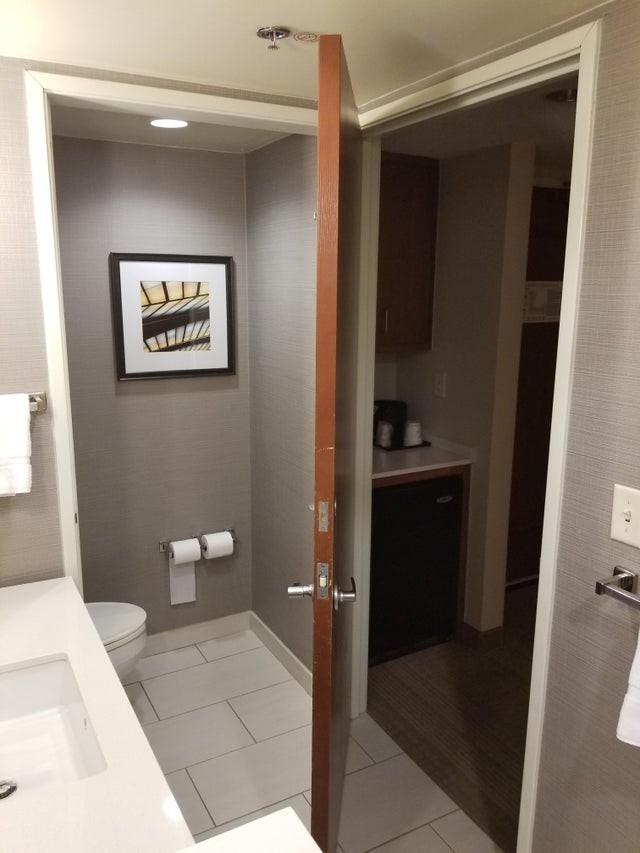 7. Une porte à double fonction : elle peut fermer toute la pièce ou seulement les toilettes, permettant ainsi à une autre personne d'utiliser le lavabo