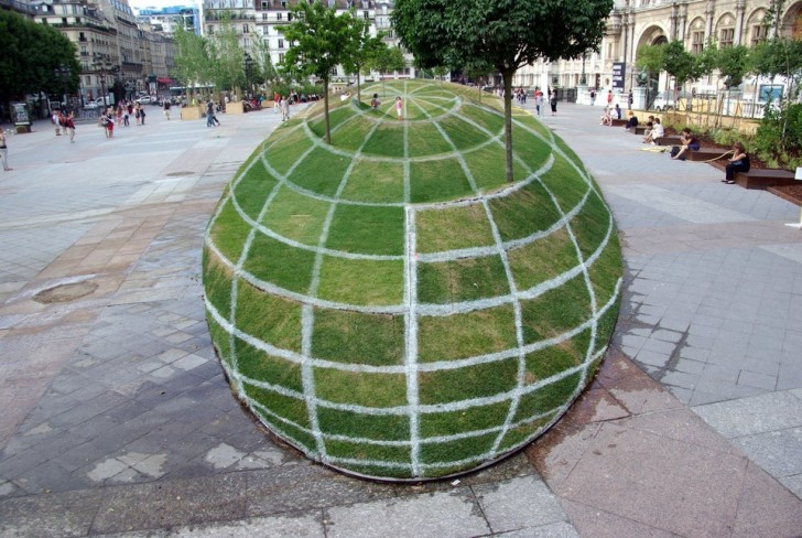 3. Questa aiuola a Parigi è concepita per sembrare un globo