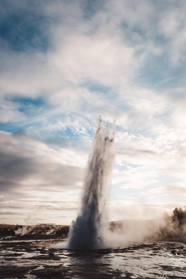 11. Ein spektakulärer dreizackförmiger Geysir, der in Island mit seiner ganzen Kraft emporschießt!
