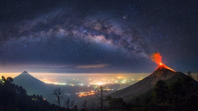 2. Sono riuscito a immortalare la Via Lattea che "fuoriesce" da un vulcano in eruzione, in Guatemala