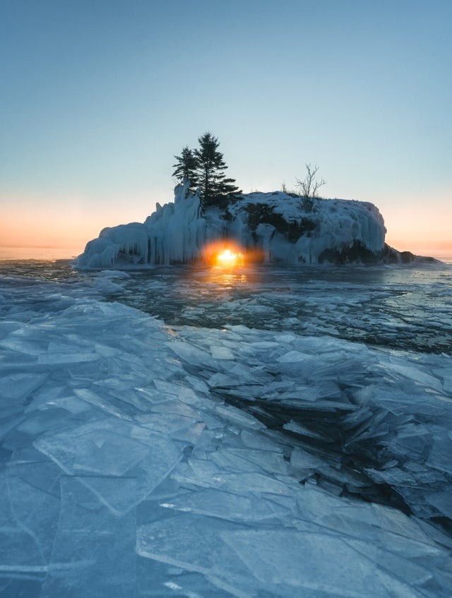 4. Finalmente sono riuscito a immortalare il sole dell'alba che viene "incorniciato" nel buco di Hollow Rock, Minnesota: succede solo pochi giorni l'anno