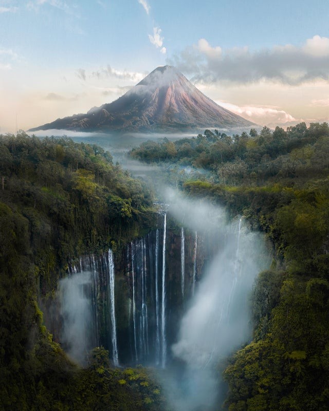 7. On dirait une rivière qui mène au volcan, au-delà des belles chutes d'eau... la photo a été prise en Indonésie.