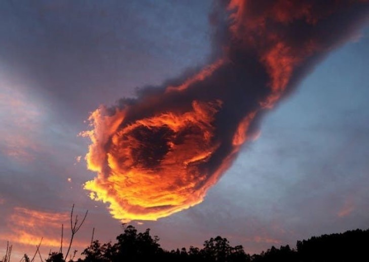 9. Une boule de feu menaçante tombant du ciel ? Non, juste un nuage spectaculaire !