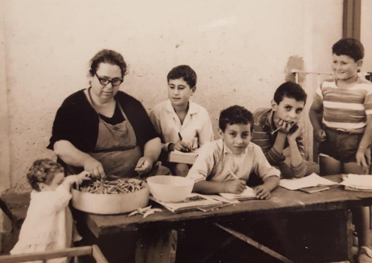 Dieses Foto wurde während des Zweiten Weltkriegs aufgenommen. Der Junge links versucht seiner Großmutter mit den Wäscheklammern zu helfen.
