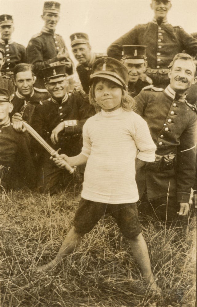 Ein Junge zeigt stolz das Bajonett, das er einem Soldaten gestohlen hat (Schweden, um 1910).
