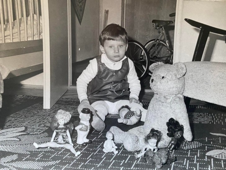 "Questa è mia mamma con tutti i giocattoli che possedeva"