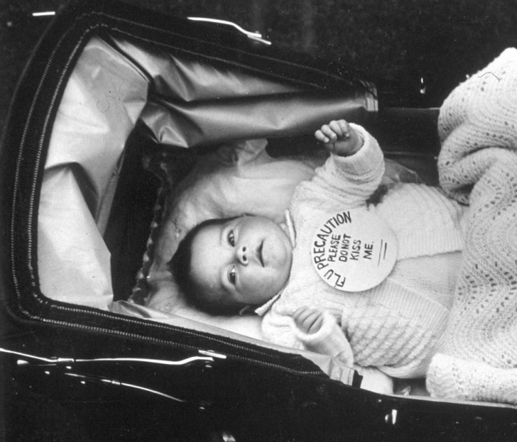 "Vorsichtsmaßnahme gegen Grippe, bitte nicht küssen!": 1939 hefteten Eltern Neugeborenen einen Zettel an, um eine Grippeinfektion zu verhindern.