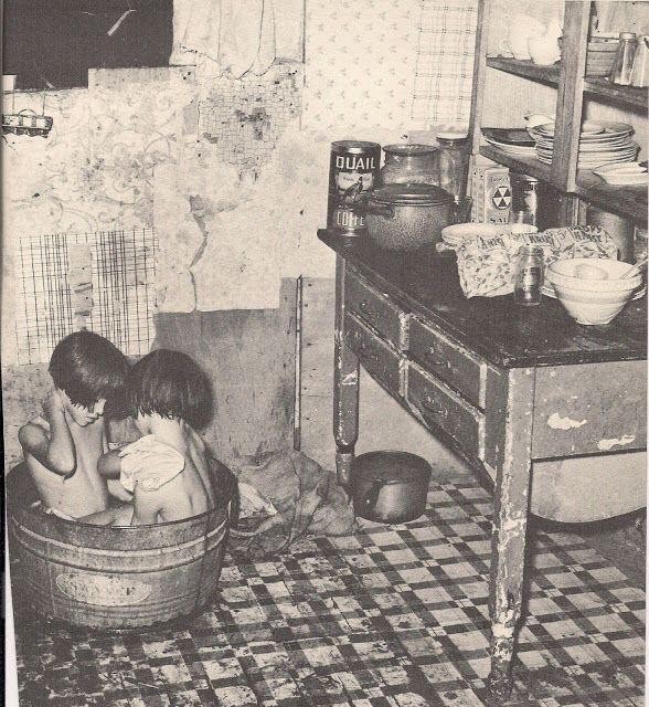 Per il bagnetto dei bambini bastava una tinozza e dell'acqua calda. (1930 circa).