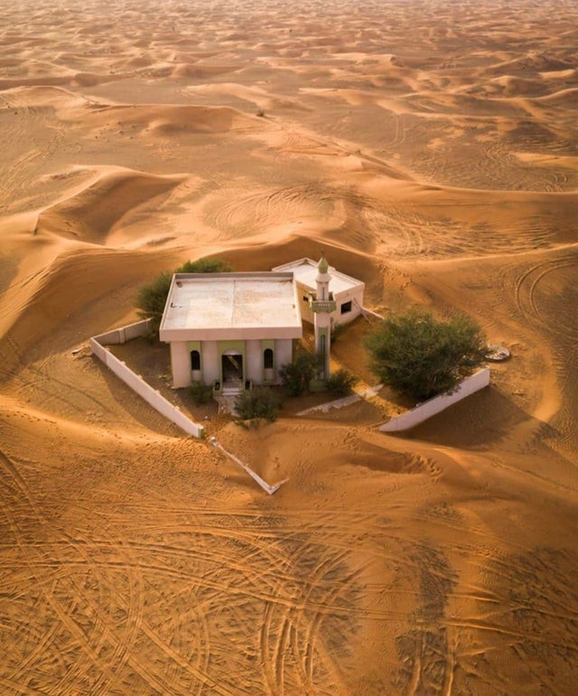 1. Ein Haus in der Wüste scheint gegen die Wut des Sandes zu kämpfen