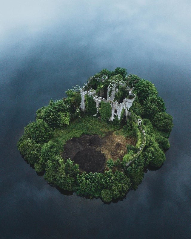 4. Eine verlassene irische Burg ist zu einer grünen Insel geworden