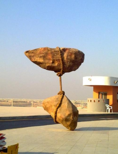 3. Eine unglaubliche Skulptur am Flughafen von Kairo