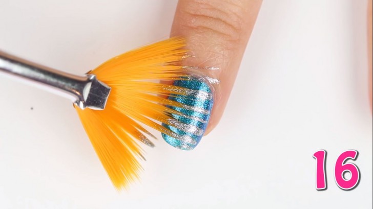 12. Usate pennelli a ventaglio per creare striature di vario spessore sulle unghie, e lavateli sempre con del solvente