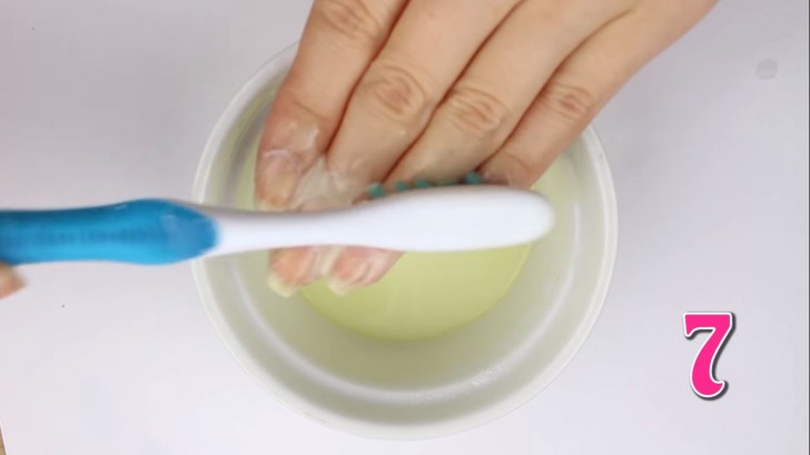 7.Pulite e lucidate le unghie sfregandovi con uno spazzolino una mistura di succo di limone e bicarbonato di sodio