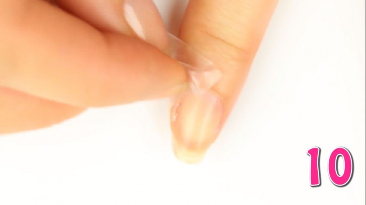 9. Se quando rimuovete smalti con glitter vi ritrovate un po' di polverina brillante sulle unghie, usate pezzetti di nastro adesivo per rimuoverla