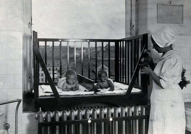 11. Enfants prenant un bain de soleil dans un lit d'enfant adapté pour la fenêtre (1921)